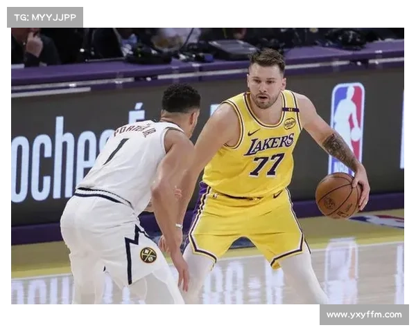 东契奇助攻芬尼-史密斯投进三分，湖人打出12-4反超火箭2分